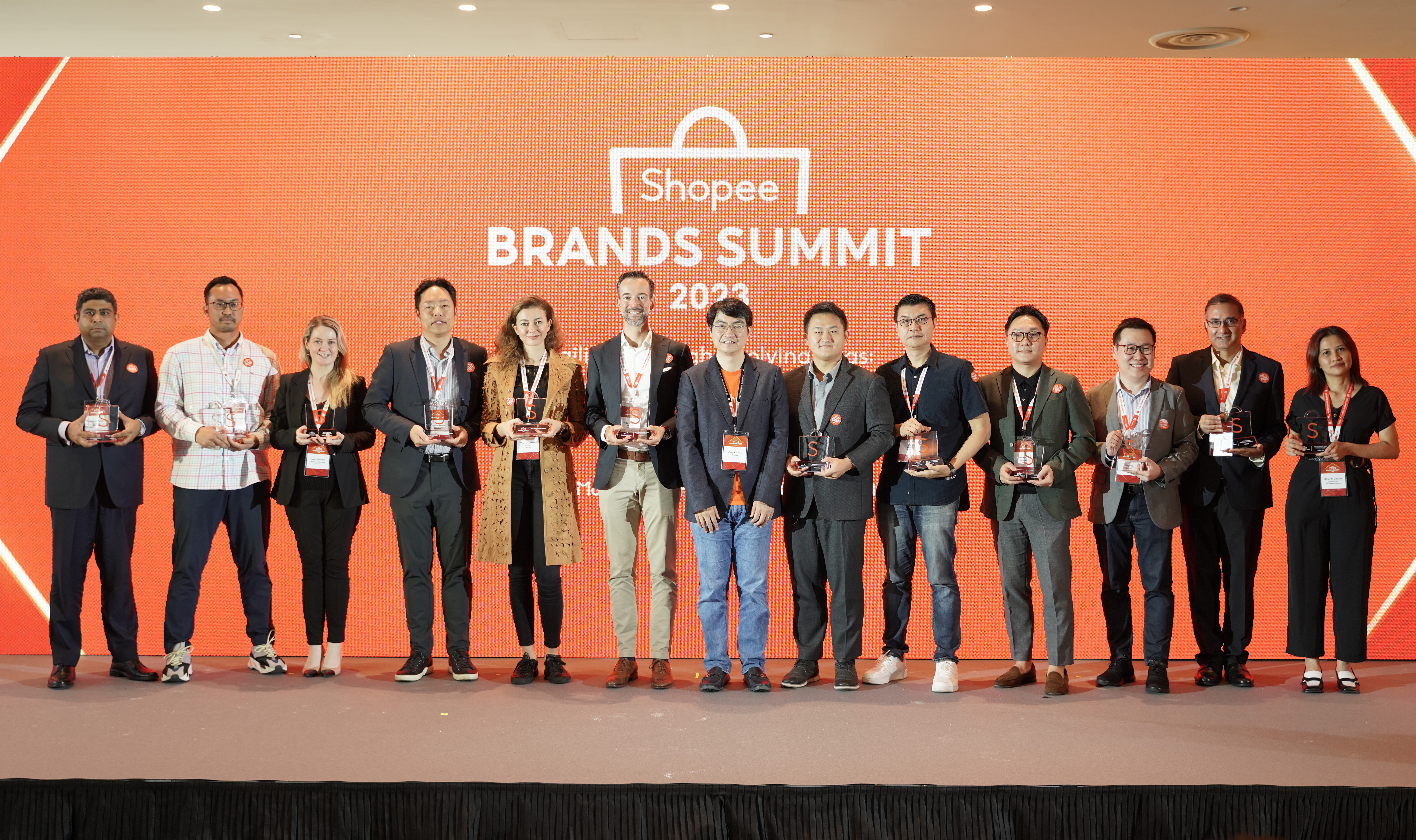 Shopee Brands Summit 2023 Award Winners with Junjie Zhou, Chief Commercial Officer at Shopee (From Left to Right: Adityea Kapoor from Abbott, Giraldi Jusuf from Adidas, Lucy Moran from Procter & Gamble, Shawn Kwon from Samsung, Yosser Zmitri from L'Oréal Luxe, Jasper Knoben from Intrepid Group Asia, Junjie Zhou from Shopee, Derek Wang from Jet Commerce, Yap Kian Yee from Xiaomi, Beom Kim from Amorepacific, Jay Go from Unilever, Sumeet Vohra from Reckitt and Miranti Daniar from L'Oréal CPD)