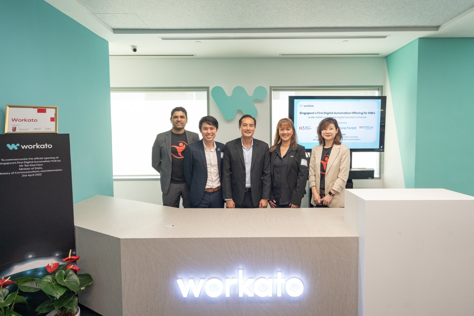 From left to right: Rajesh Nair, Chief Executive Officer of HReasily, Allan Teng, Founder and Senior Advisor of Workato APJ, Senior Minister of State, Ministry of Communications and Information, Mr Tan Kiat How, Yean Cheong, Executive Director of SGTech and Sharon Lee, Co-Founder and Chief Operating Officer of HReasily.