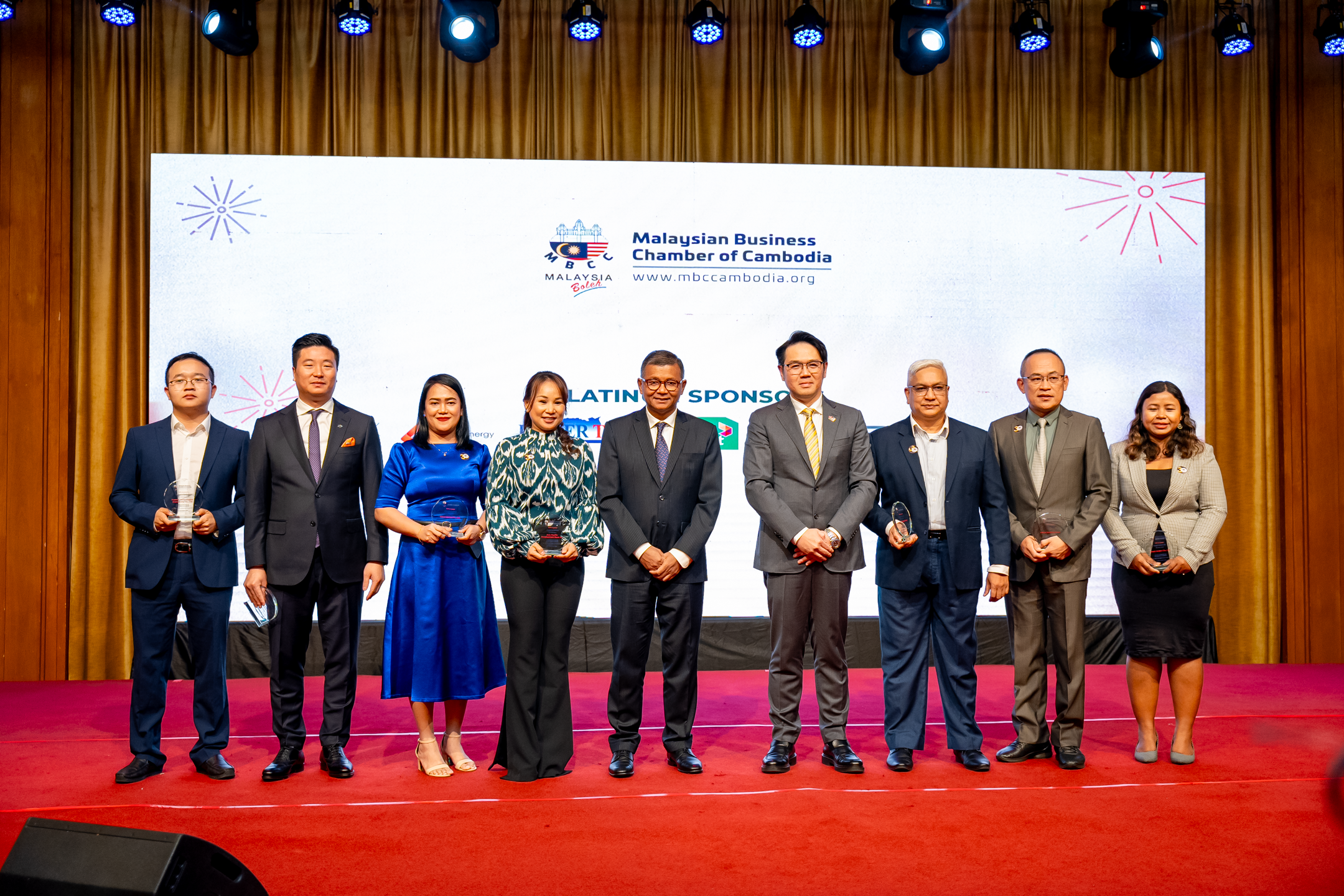 Michael Chiam, Chief Financial Officer of Prince Holding Group (second from right), proudly accepted the MBCC ESG Icon Award. The accolade was awarded to Prince Group in recognition of the Group's significant contributions to Cambodia's sustainable development.