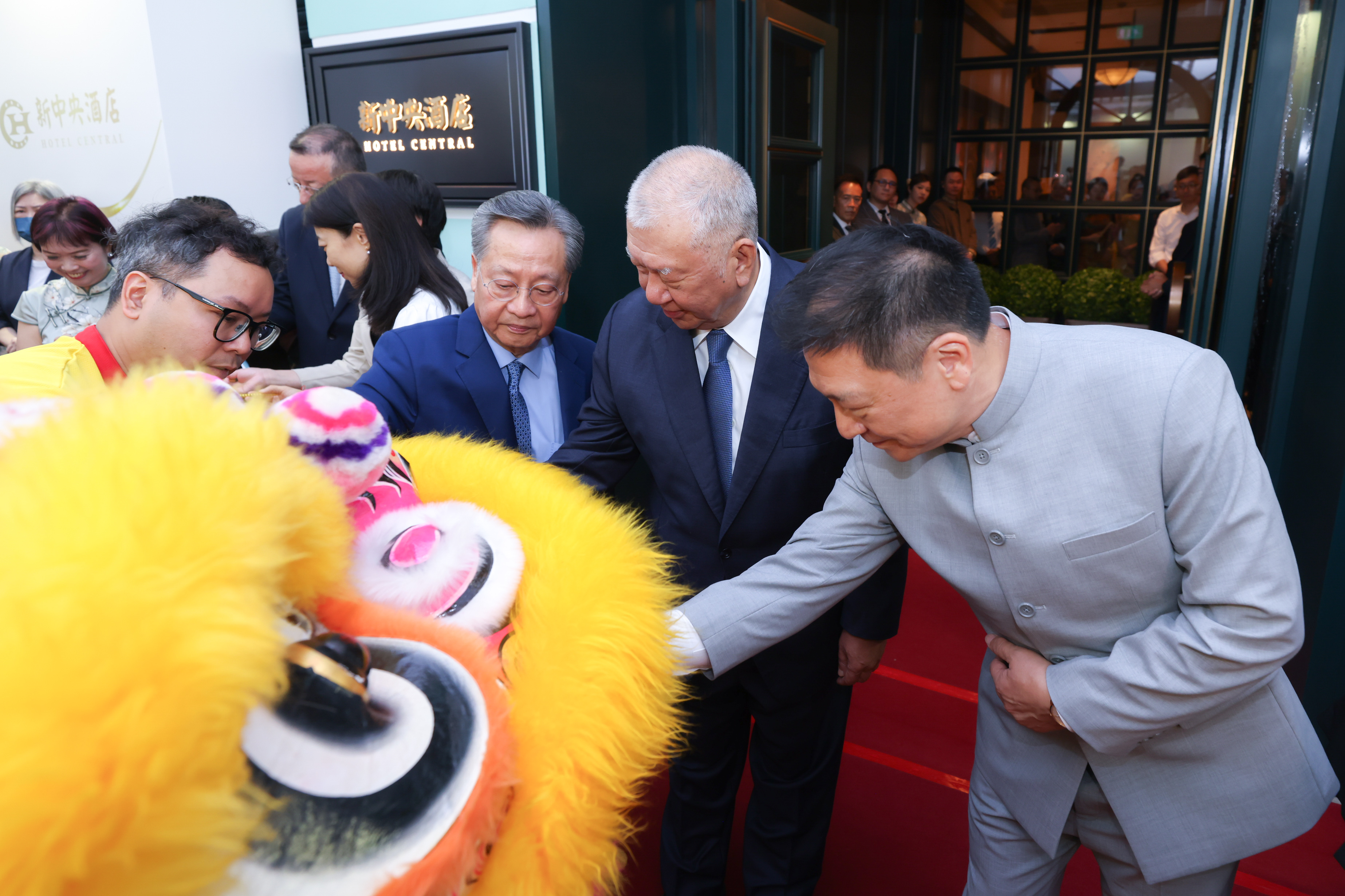 Ho Hau Wah, Vice Chairman of the National Committee of the Chinese People’s Political Consultative Conference, Kou Hoi In, President of the Legislative Assembly of Macao and Sio Chong Meng, Founder and Chairman of Lek Hang Group, presided over the lion's eye-dotting ceremony