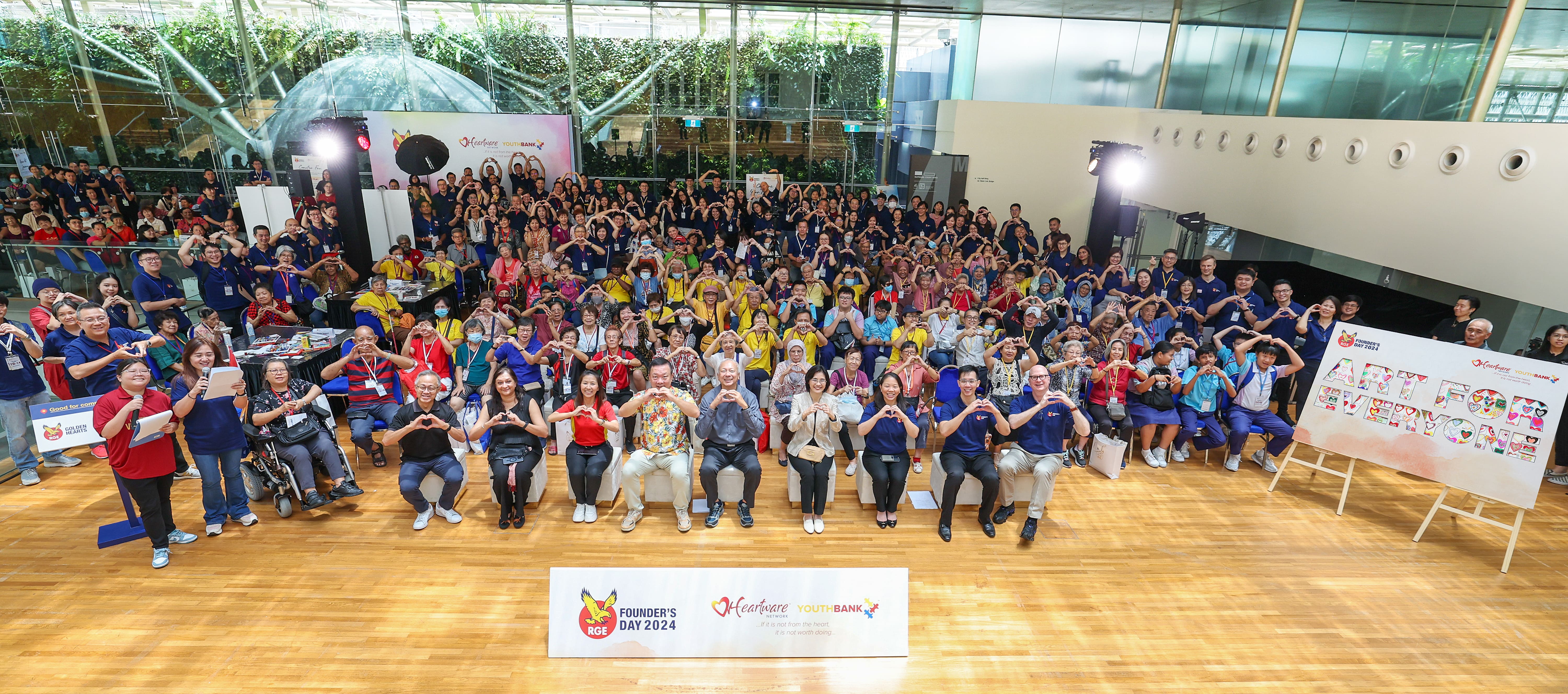 [Front row: left to right] VIPs Mr. Yap Wai Ming (Board Director of Stroke Support Station), Ms. Shona Lall (Interim Executive Director of Executive Director), Ms. Tan See Leng (Executive Director of Heartware Network), Mr. Raymond Huang (Board member of Heartware Network), Dr. Ting Seng Kiong (Chairman of Heartware Network), Guest-of-Honour Ms. Chang Hwee Nee, (Chief Executive of the National Heritage Board and Chairman of Stroke Support Station), Ms. Imelda Tanoto (Managing Director and a member of the Executive Committee at RGE), Mr. Benny Lee (Executive Vice President of External Affairs, RGE), and Mr. John Morgan (Head, Corporate Communications, RGE) with 300 beneficiaries, caregivers and volunteers from RGE and Heartware Network.