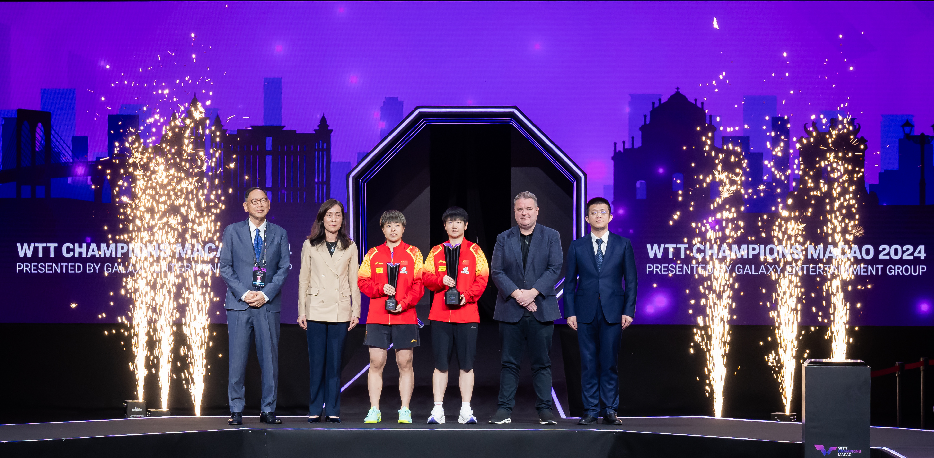 Ms. Ao Ieong U, Secretary for Social Affairs and Culture of the Macao SAR Government (second from left); Mr. Gao Yuan, Director of the Department of Information and Public Diplomacy of the Commissioner's Office of the Ministry of Foreign Affairs of the People’s Republic of China in the Macao SAR (first from right); Mr. Steve Dainton, WTT Chief Executive Officer, ITTF Group Chief Executive Officer (second from right), and Mr. Philip Cheng, Director of GEG (first from left) presented the awards to and took a photo with the champion and runner up of the women’s singles.