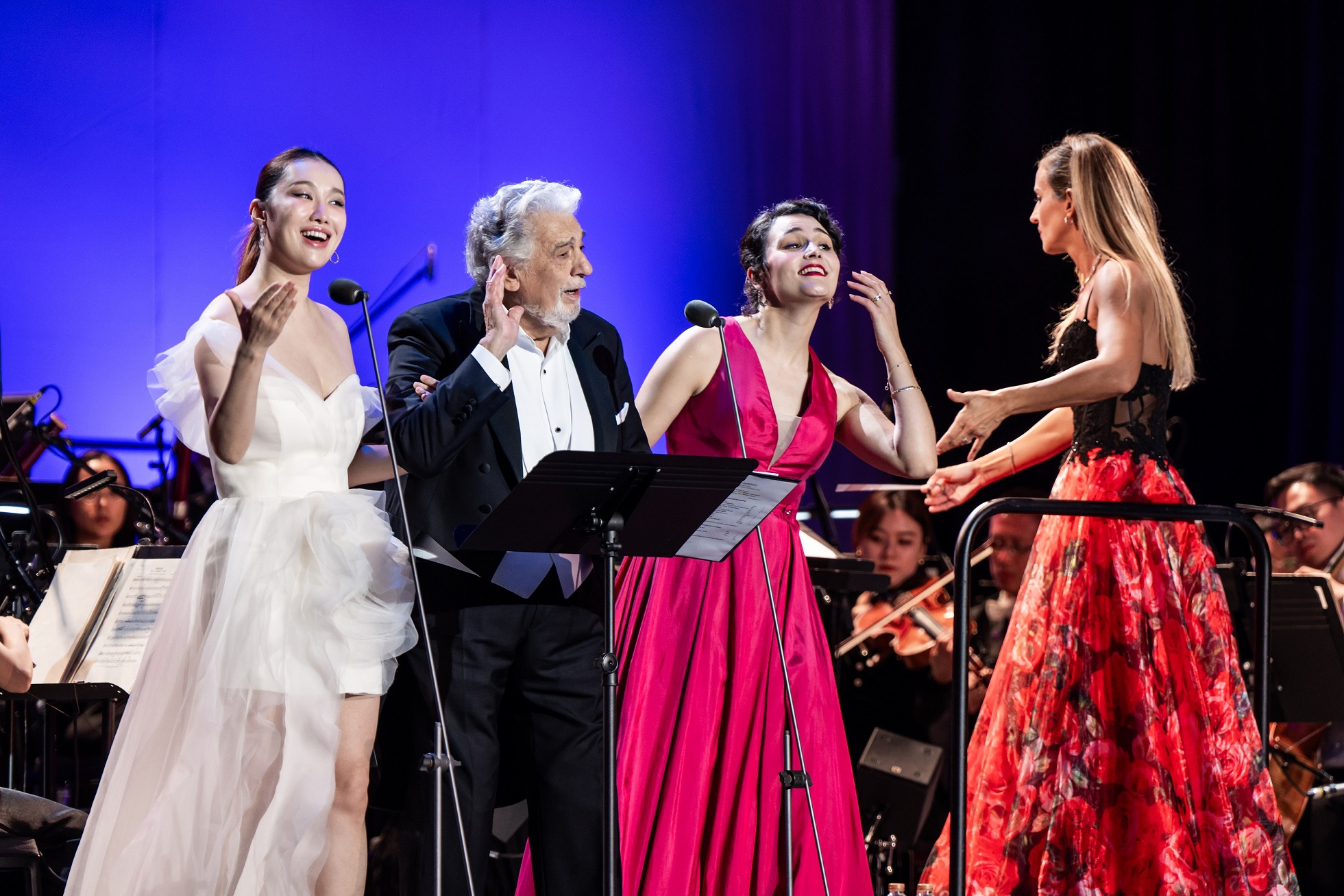 Domingo’s engaging interactions with his fellow performers further enhanced the joyful atmosphere of the evening, while the compelling performances by Italian conductor Beatrice Venezi(first from the right), Italy-based Chinese soprano Bingbing Wang(first from the left), and Italian-German mezzo-soprano Anna-Doris Capitelli(second from the right) left the audience spellbound.