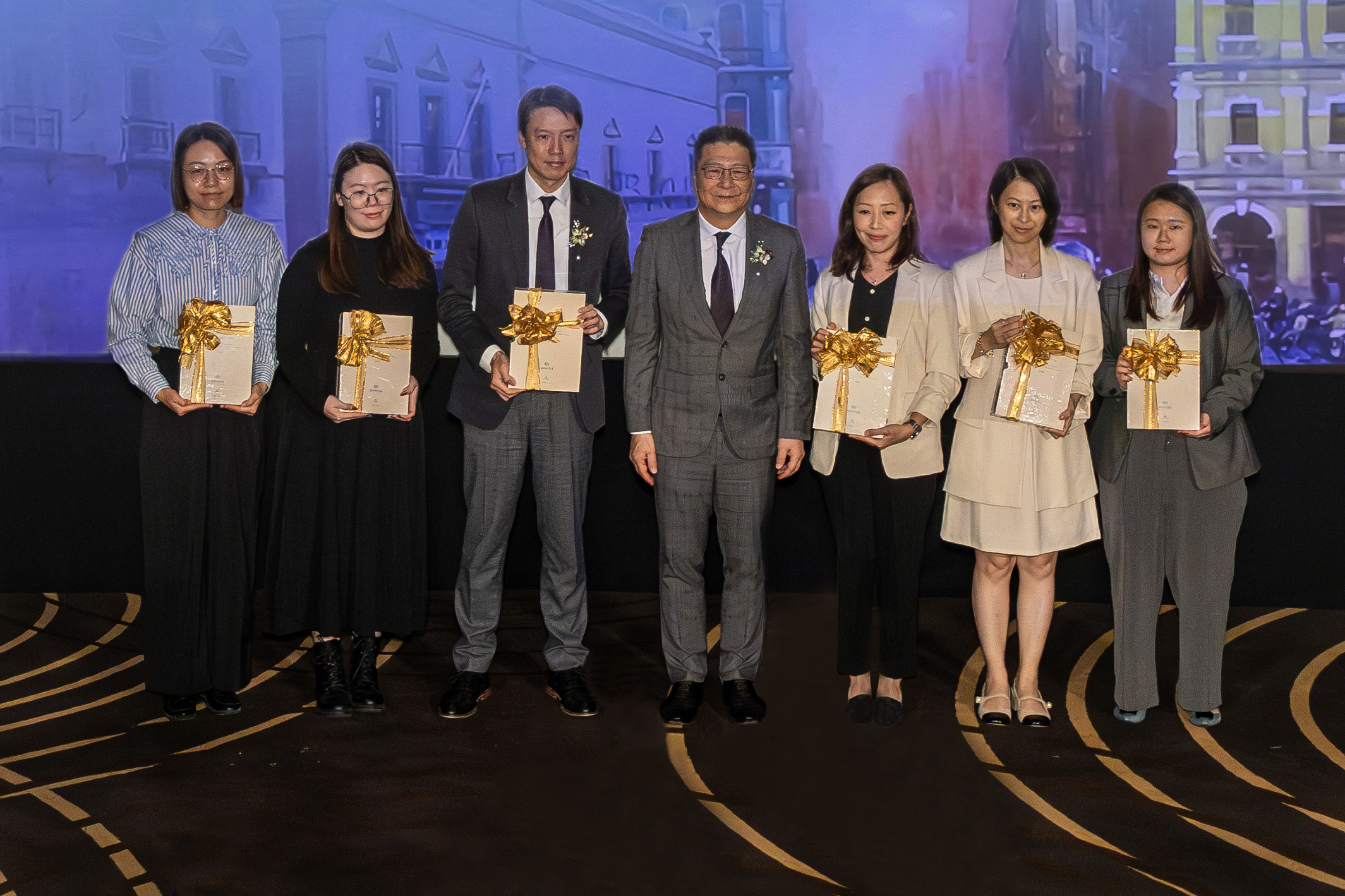 Lek Hang Group Chairman Sio Chong Meng donated books to representatives of the Macau Public Library and libraries of several University institutes