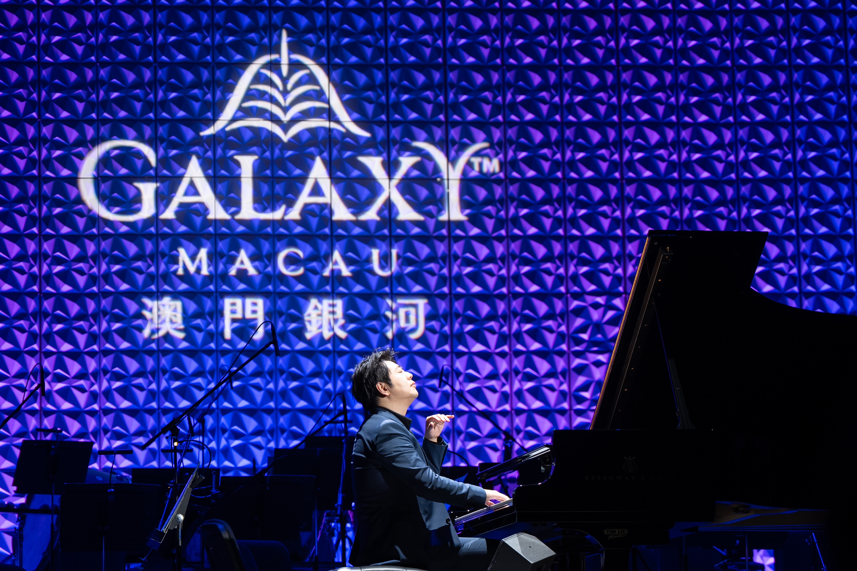 Lang Lang performed a solo recital of 12 Chopin's "Mazurkas," which was extremely infectious and enchanting.